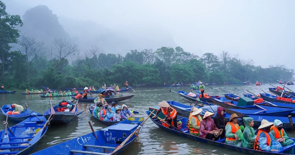 Du khách 'đội mưa' trẩy hội chùa Hương