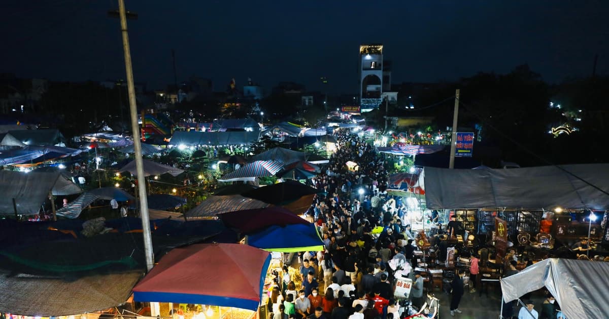 ‘Ken đặc’ người dân đổ về chợ Viềng mua may bán rủi trong đêm