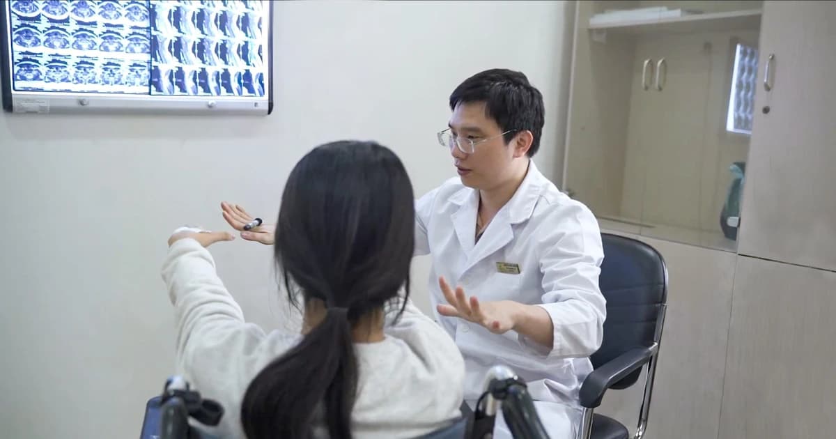Bác sĩ Vinmec 'hồi sinh' đôi chân cho bé gái liệt hoàn toàn