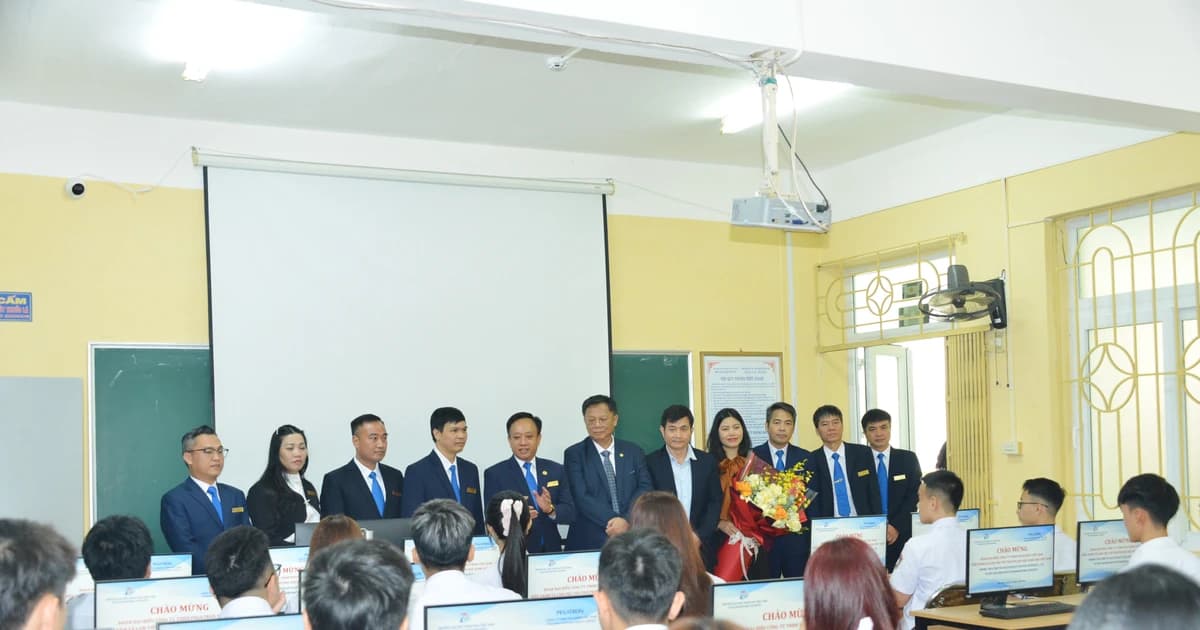 Trường Đại học Hàng hải Việt Nam được tặng một phòng máy tính
