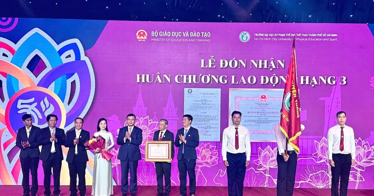 Trường Đại học Sư phạm Thể dục Thể thao TPHCM đón Huân chương Lao động hạng Ba