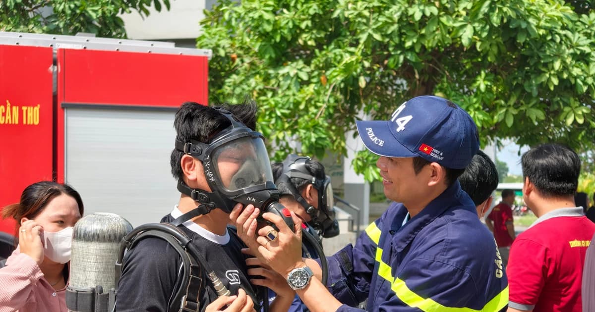 Sinh viên Cần Thơ trải nghiệm phòng cháy, thoát nạn