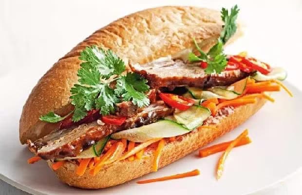 Hơn 30 người nhập viện nghi bị ngộ độc sau ăn bánh mì ở Đắk Lắk