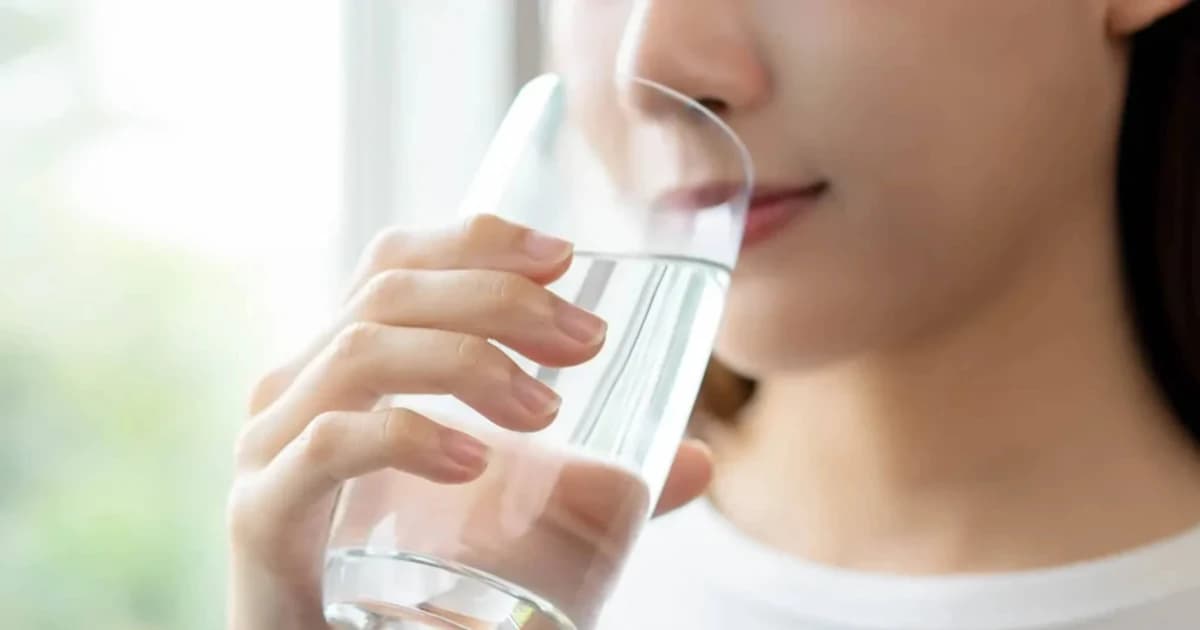 Lợi ích không ngờ khi uống một ly nước ấm buổi sáng