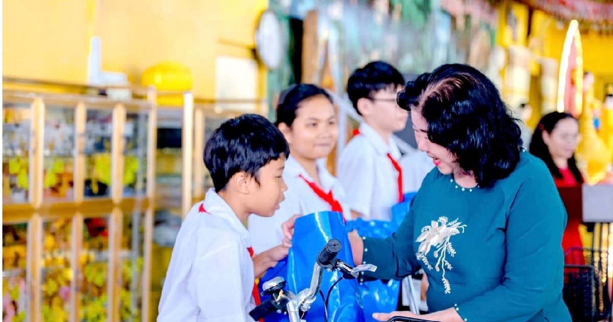 Trao quà Tết Chôl Chnăm Thmây cho người khuyết tật, trẻ mồ côi