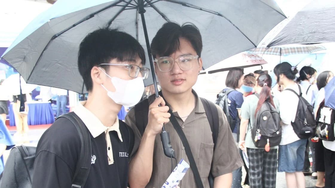 Sinh viên hào hứng ‘đội mưa’ săn cơ hội tại Ngày hội việc làm