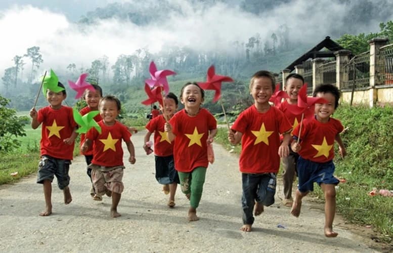 Tuổi thơ dưới sắc cờ hồng của tác giả Hồng Gai