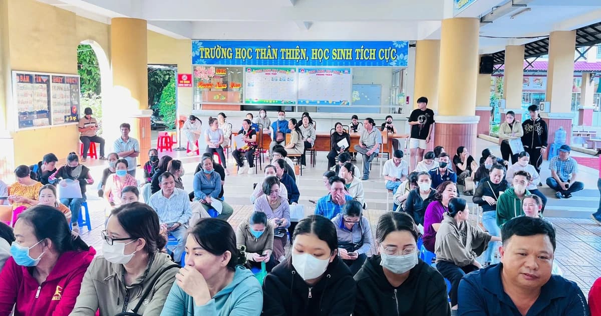 Hồ sơ xét tuyển bổ sung lớp 10 TPHCM tăng mạnh, nhiều trường sớm vượt chỉ tiêu