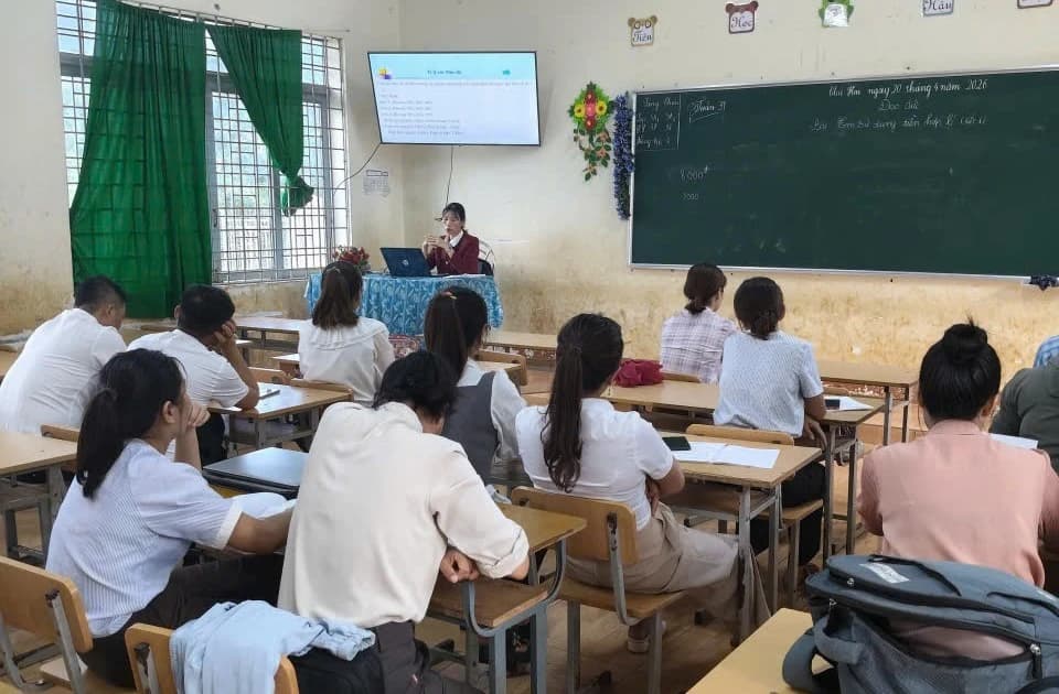 Giáo viên 'gùi' công nghệ vào buôn làng