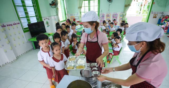 Từ mô hình thực tiễn đến yêu cầu hoàn thiện chính sách về dinh dưỡng học đường