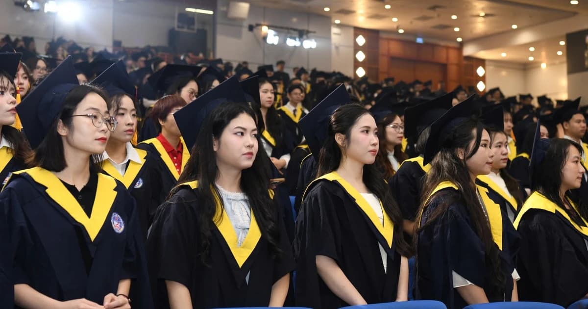 ĐH Kinh tế Quốc dân trao bằng thạc sĩ cho hơn 900 học viên