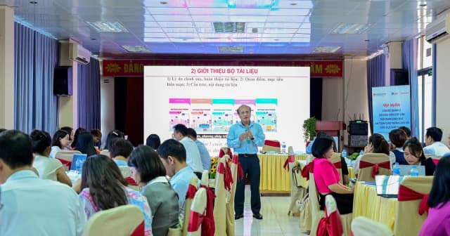Gần 300 cán bộ quản lí và giáo viên tập huấn an toàn giao thông